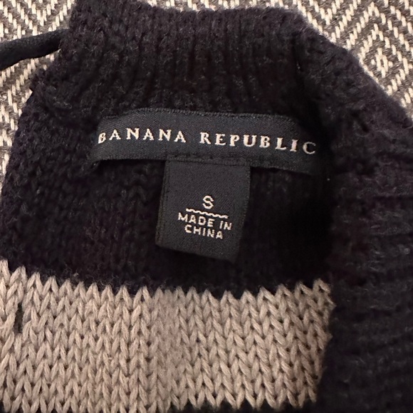 Banana Republic V Neck Sweater - Picture 3 of 4